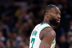 今儿不在状态啊！杰伦·布朗半场9投仅3中&有4失误 正负值-17