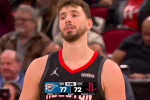 没默契!申京和谢泼德传跑没想到一起 火箭失误白送出球权