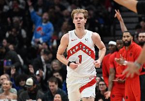 莺歌:迪克今天第一个到达球馆训练要称赞他的努力 他做回了自己