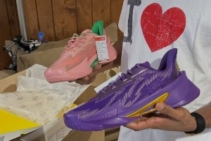 奥利瓦里晒出专属库里品牌球鞋Series 7 PE！以此致敬伟大的父母