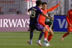 吾米提江断球“马赛回旋”发动反击,被裁判吹停+示意踩脚犯规