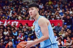 媒体人：青岛今天站出来的是赵嘉义 他是球队外线非常倚重的火力