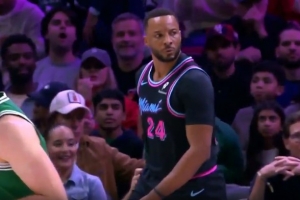 点燃主场！鲍威尔强硬突破挤过防守 双手滑翔炸扣！