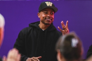 在这还是有牌面！小托马斯回母校看球 华盛顿大学社媒晒照欢迎！