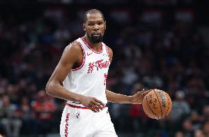 解说：火箭杜兰特被掐死 内线也被雷霆堵住就没办法得分了