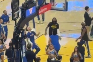 还搁这玩呢！库明加串门式热身 场上帽帽波姐&走到场边打打招呼