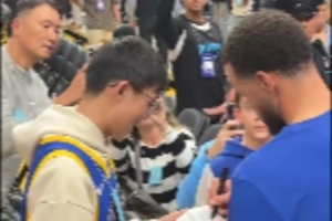 暖心偶像！库里赛前给球迷签名 并与其进行合影