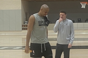 凯尔登·约翰逊也换了光头造型！自曝和文班互相帮忙 省下理发钱