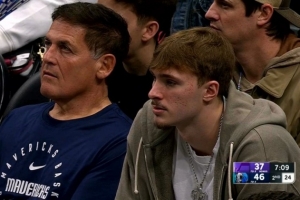 球队未来！弗拉格因左脚踝扭伤缺战 但来到现场坐在库班身边观赛