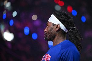 火气越来越大！吉莱斯皮哨响后要上篮 斯图尔特迎上拍脸吃到技犯