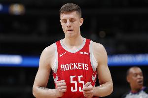 小里：火箭用卡佩拉换考文顿时我懵了 我们中锋就剩打不上的哈腾