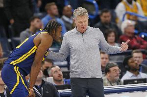 TA：赛季初库明加听到科尔对自己的称赞 啥也没说只是翻了个白眼