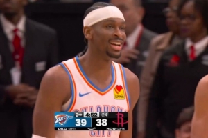 破荒！亚历山大中路突击强攻阿门打进加罚 拿到个人本场第一分