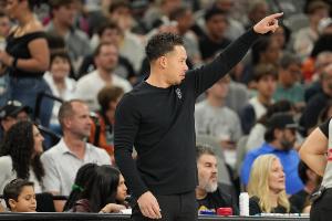 拿来吧你!马刺轻取雄鹿战绩追平掘金 排名反超重回西部第二