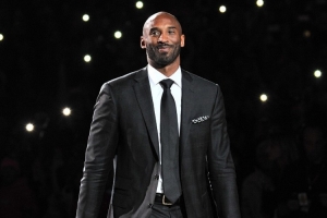 库兹马:第一次和科比吃饭他坐在长桌一端 像分开红海的摩西一样