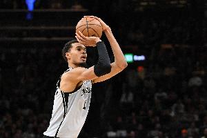 上演王者归来！文班受伤后再回归 半场11分6板带队保持领先！