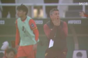 界外球误判！泰国U23出界但得到边线球，安东尼奥震惊黄博文染黄