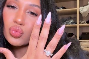 嫂子这身材真的好啊!嘴嫂晒出大钻戒和嘴哥订婚了!