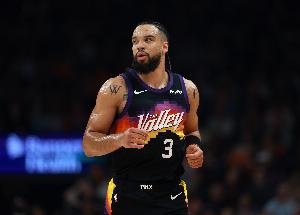 遭恶犯+吃T戏份很足！狄龙半场8中3&7罚6中拿到13分 3犯有隐忧