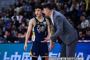 媒体人：广东男篮的阵容较小 远投快攻打不出来 阵地战只会更吃力