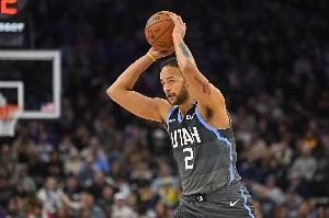 稳稳打进!李凯尔顺下放篮命中打进本场运动战首球 此前两罚不中