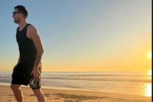 今天没比赛散散心！东契奇更新社媒晒照：戴墨镜享受阳光沙滩