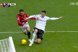 改判定位球!库尼亚突入禁区倒地 主裁第一时间判点VAR介入后取消