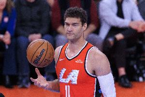 这球不应该！大洛佩斯跟进越过恩比德上篮可惜没能打进