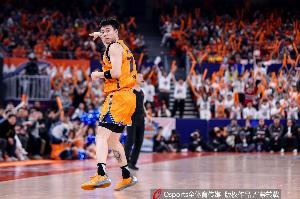 化身神射手！张镇麟半场5记三分球拿下15分1板1助1断 正负值+19