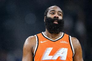 怪不得上一场就没打！快船客战太阳前一天 哈登在同城母校看球！