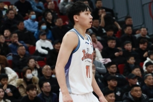 毫无状态!齐麟半场11分钟3中0 除1助攻1失误外其他数据皆是0