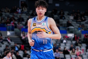 看球来了？齐麟错失空位绝杀三分 6投全铁一分未得&有2失误3犯规