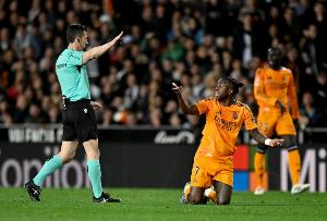 记者:西班牙裁判新规,若主裁一场被VAR纠正2次,将会受到处罚