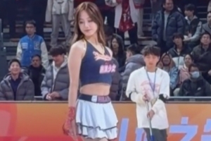 青春活力！媒体人晒广州男篮主场啦啦队的舞蹈表演视频