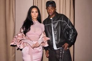 维尼修斯晒与金·卡戴珊合影，附emoji“❤️”