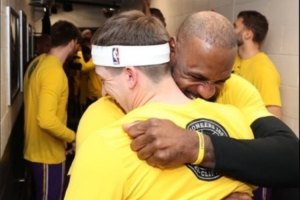 詹姆斯社媒晒与里夫斯合照：非常开心我的兄弟今晚能够回归！