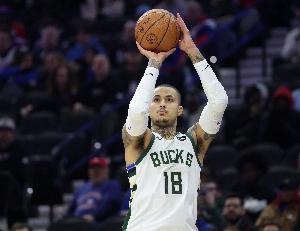 这么猛？库兹马半场9中7高效砍下18分3板2助1断 首节11分