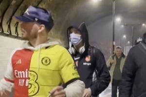 帕尔默离开酋长球场时，身前球迷穿着的球衣一半切尔西一半阿森纳