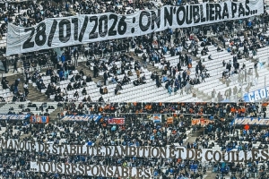 欧冠赛场无缘附加赛,马赛球迷横幅:缺乏稳定、雄心和勇气