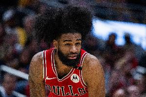 名记：公牛想续约西蒙斯和艾维 怀特和道苏姆截止日离队已成必然