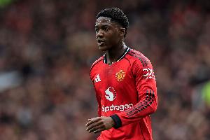 费迪南德：梅努不仅天赋很高，他还敢于在狭小空间内接球并处理球