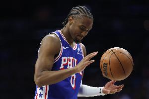 一直被包夹！马克西仅出手9次&三分5中1 拿到14分4板3助2断