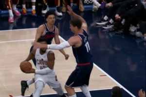 太韦德了！米切尔超大幅变向过掉防守 杀进内线欧洲步打停快船