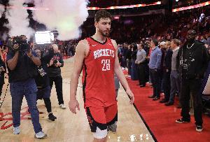 太抽象了！申京12中5得13分9板3助2断1帽 喷女裁判被驱逐