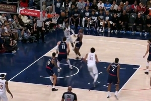 骑士生涯首个进球！施罗德突破抹过防守飞身上篮得分