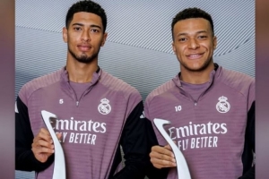 贝林厄姆晒FIFPRO最佳阵容奖杯：感谢同行们投我一票