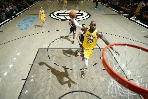 詹姆斯晒逆天暴扣：来和我一起飞翔 我只是一个来自阿克伦的孩子