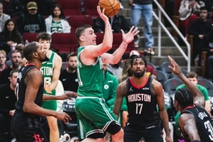 残阵仍大胜！绿军官方晒赢球海报调侃：休斯敦 我们可是个大麻烦