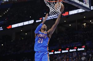 你来扛大旗！阿隆·维金斯半场9中6&三分5中4砍下16分3板3助