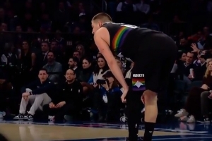 让人揪心！约基奇无对抗应力性摔倒&掘金喊暂停 好在无碍继续打